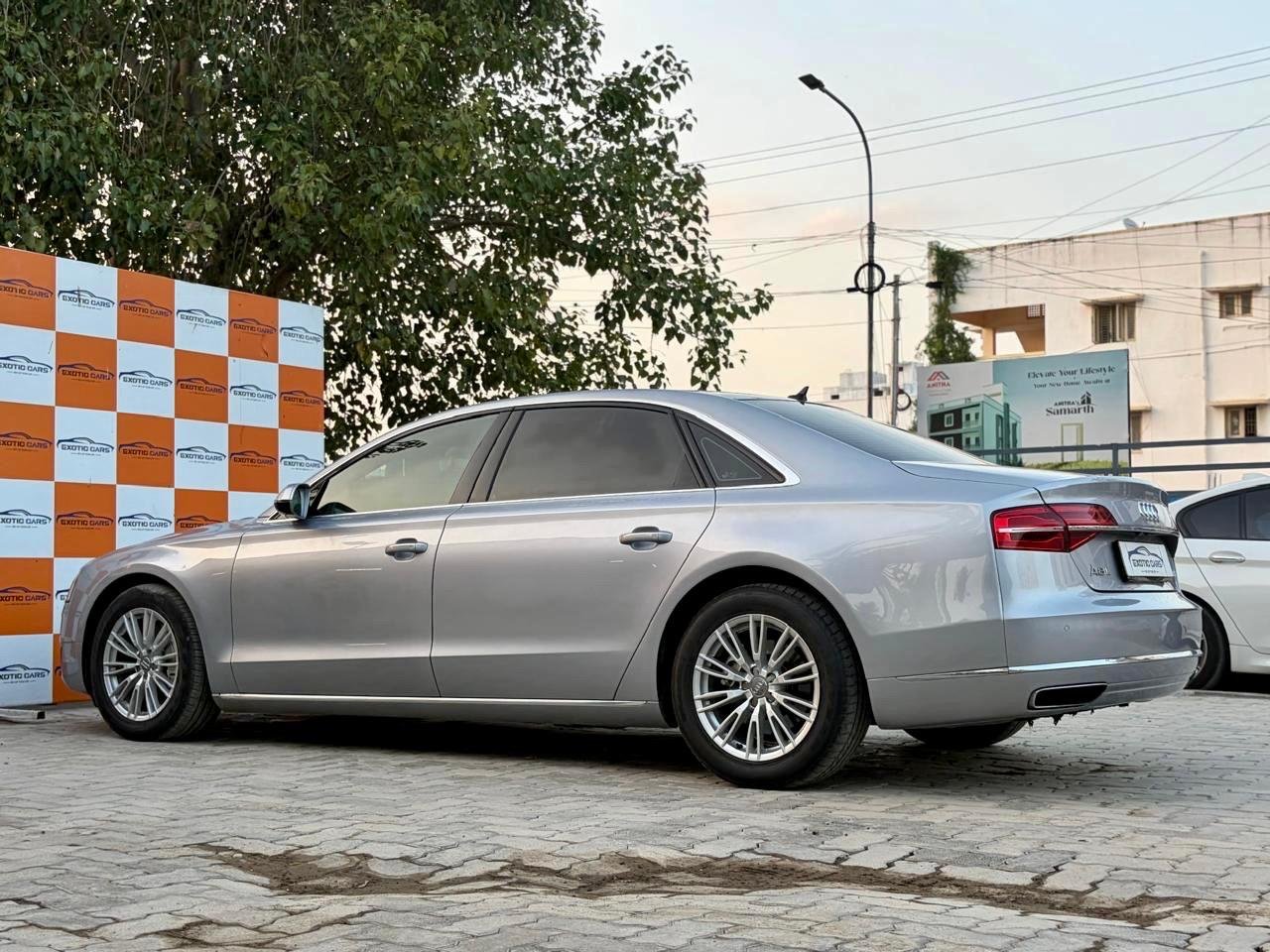 
								Audi A8L Silver full									