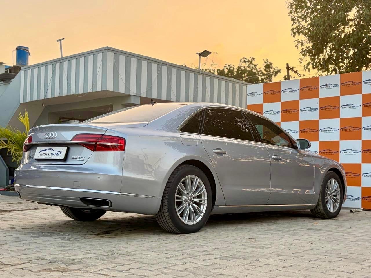 
								Audi A8L Silver full									