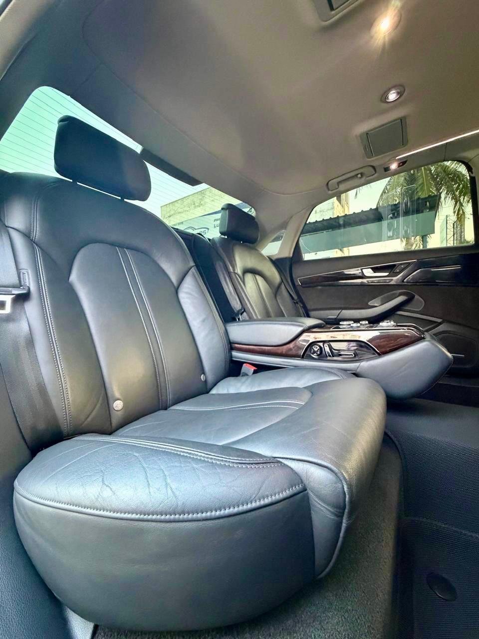 
								Audi A8L Silver full									