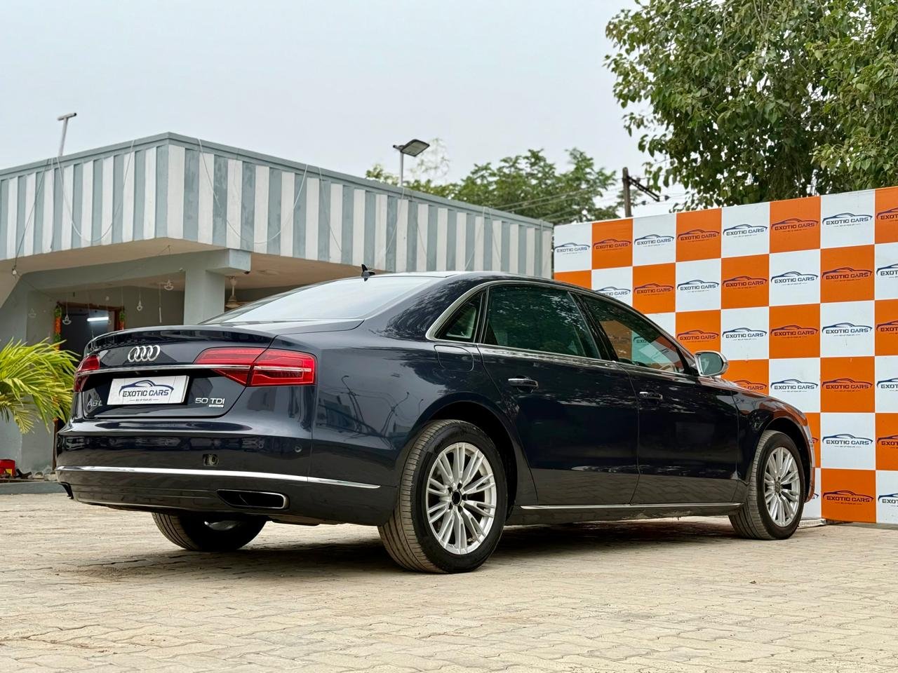 
								Audi A8L Blue full									