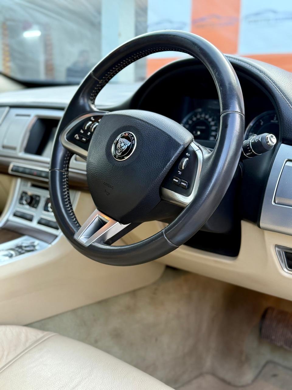 
								JAGUAR XF 2.2 LUXURY full									