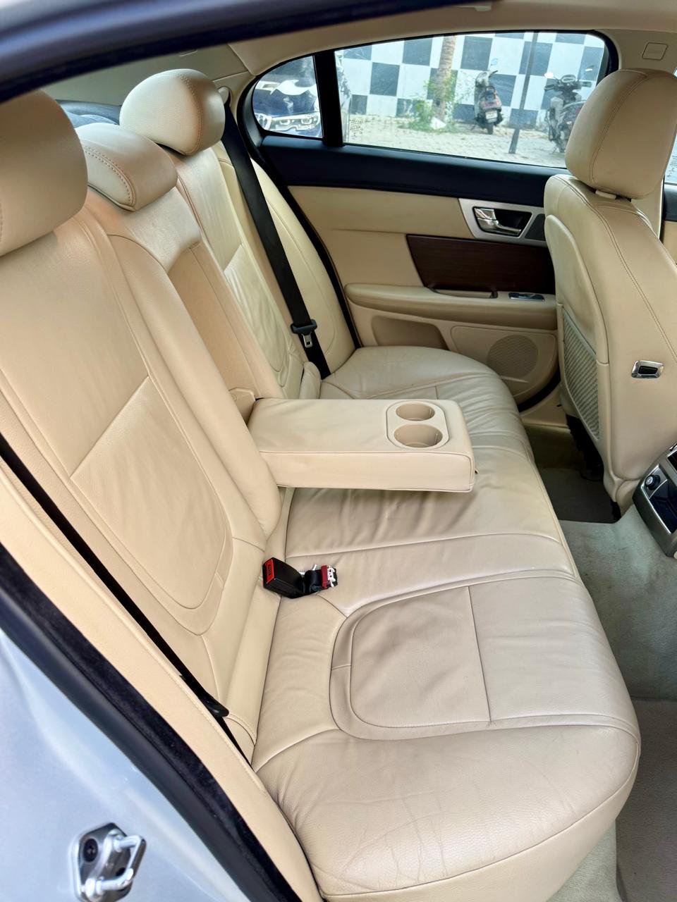 
								JAGUAR XF 2.2 LUXURY full									