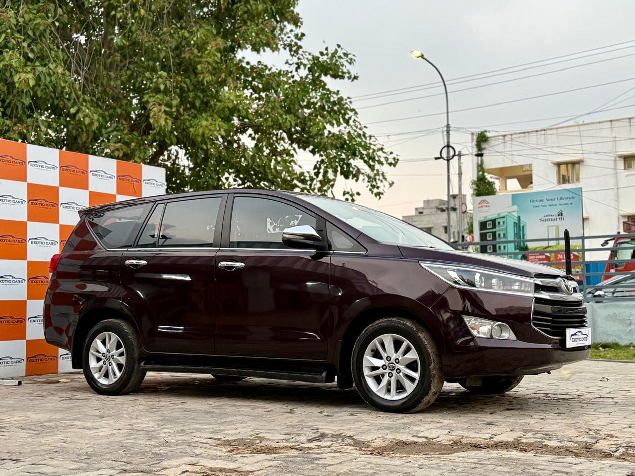 
								TOYOTA INNOVA CRYSTA 2.4Z full									