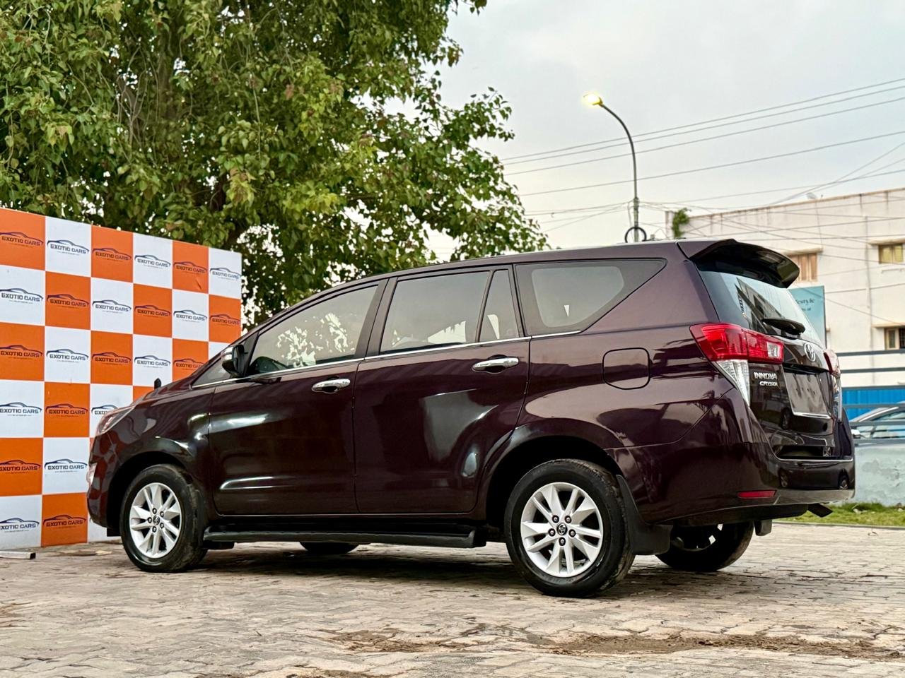 
								TOYOTA INNOVA CRYSTA 2.4Z full									