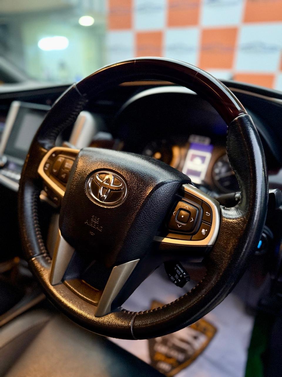 
								TOYOTA INNOVA CRYSTA 2.4Z full									