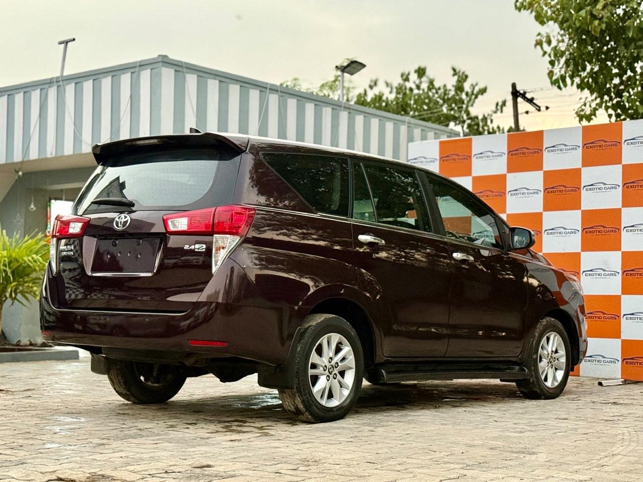 
								TOYOTA INNOVA CRYSTA 2.4Z full									