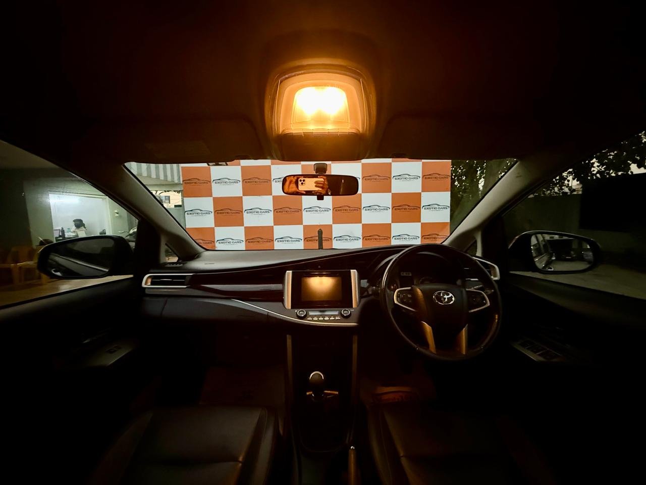 
								TOYOTA INNOVA CRYSTA 2.4Z full									