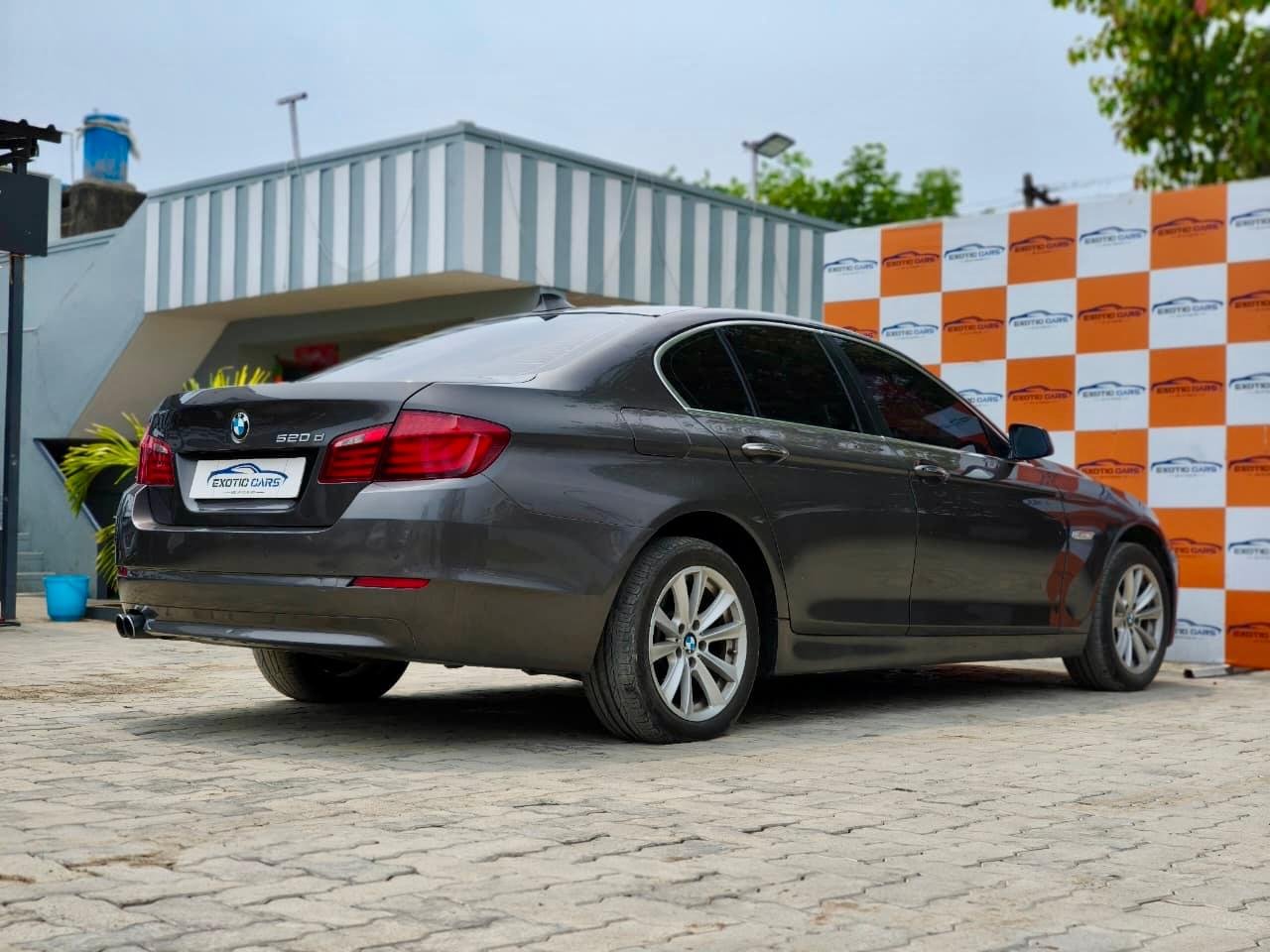 
								BMW 520D LUXURY LINE full									