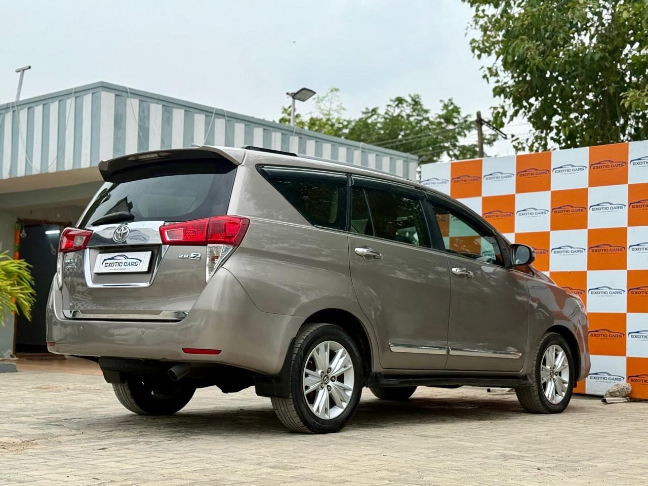 
								TOYOTA INNOVA CRYSTA 2.8Z full									