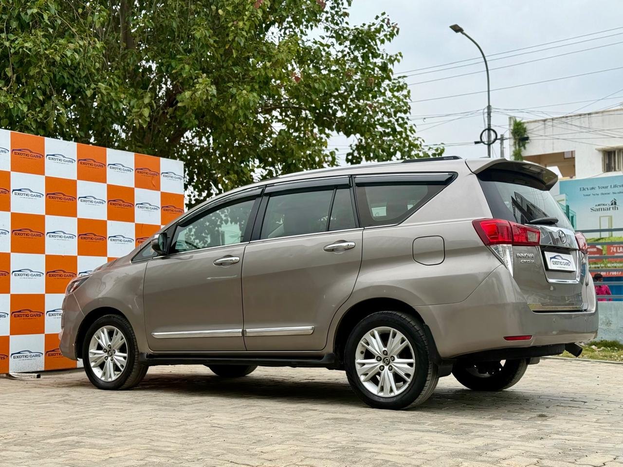 
								TOYOTA INNOVA CRYSTA 2.8Z full									