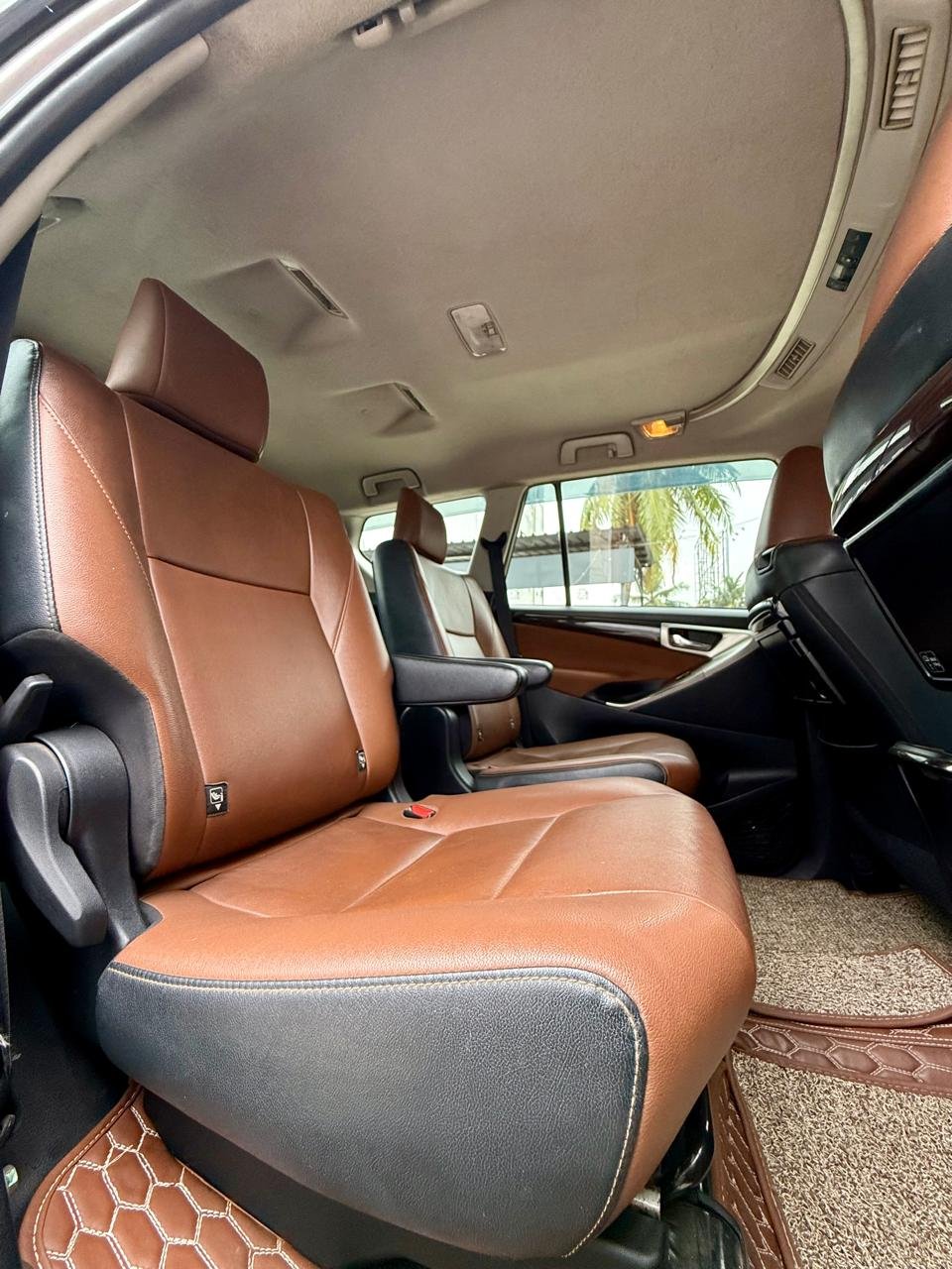 
								TOYOTA INNOVA CRYSTA 2.8Z full									