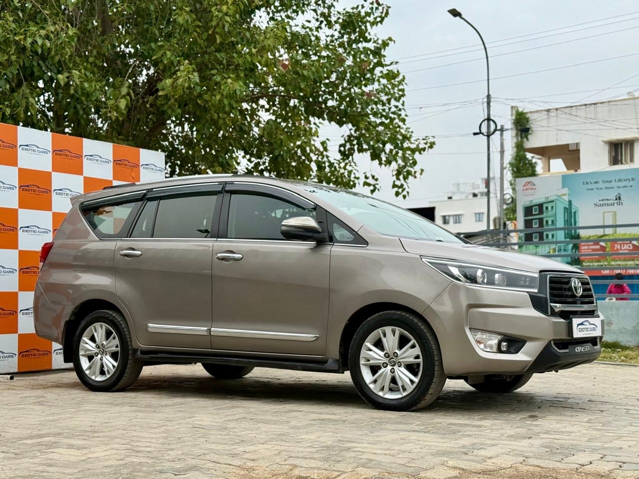 
								TOYOTA INNOVA CRYSTA 2.8Z full									