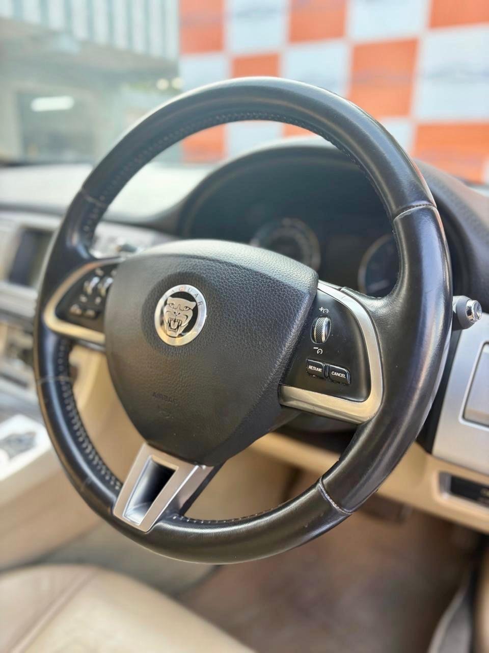 
								Jaguar XF 2.2 Luxury full									