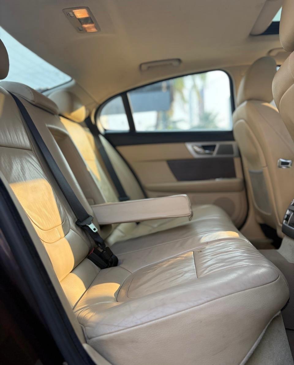 
								Jaguar XF 2.2 Luxury full									