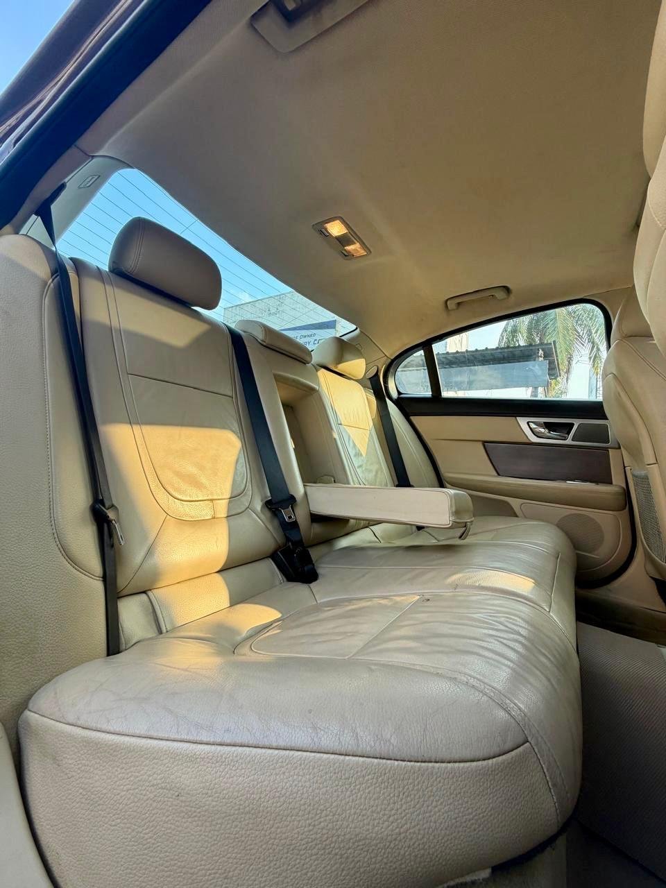 
								Jaguar XF 2.2 Luxury full									