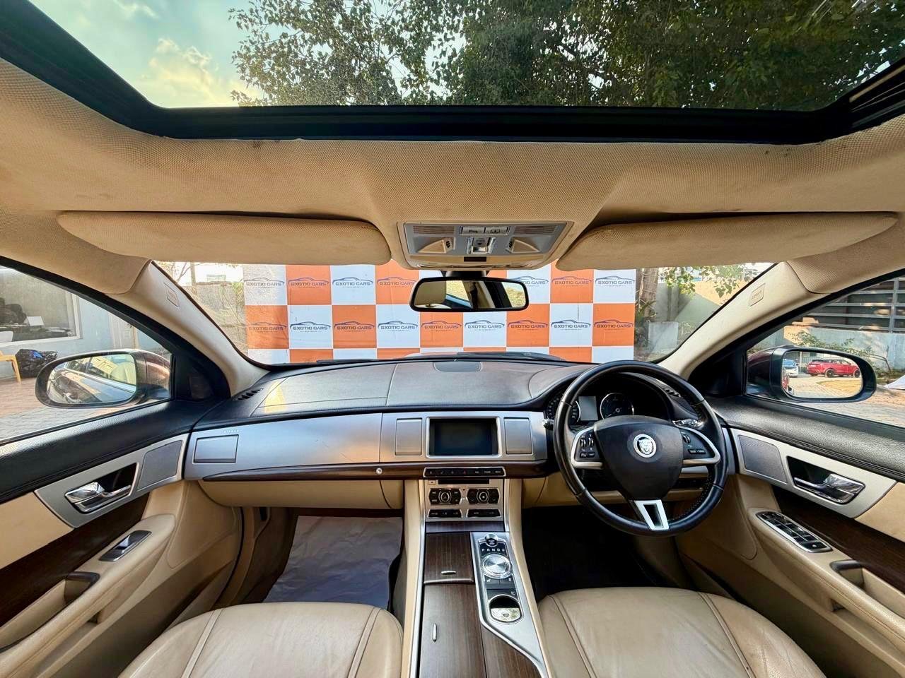 
								Jaguar XF 2.2 Luxury full									