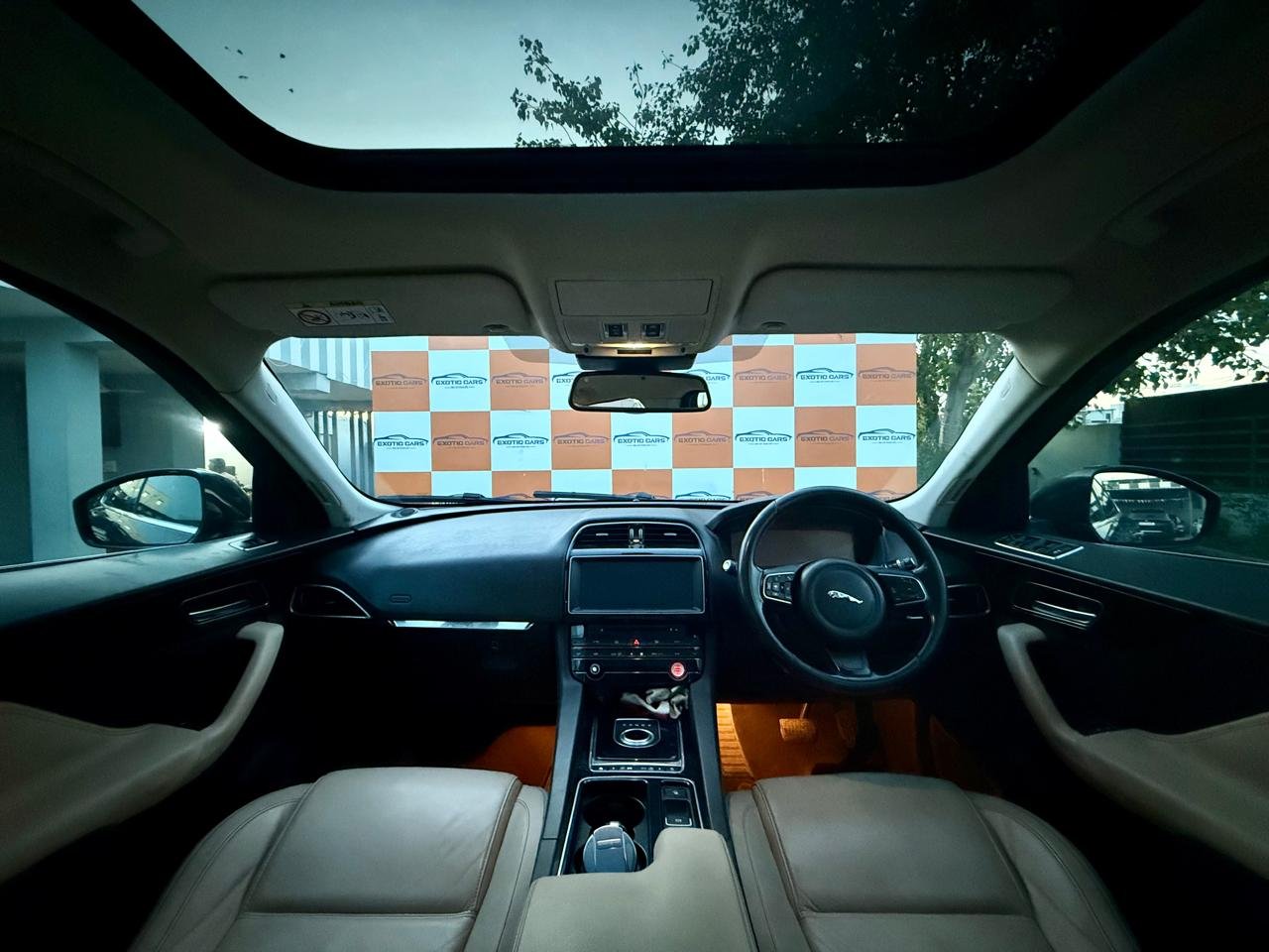 
								JAGUAR F-PACE R DYNAMIC full									