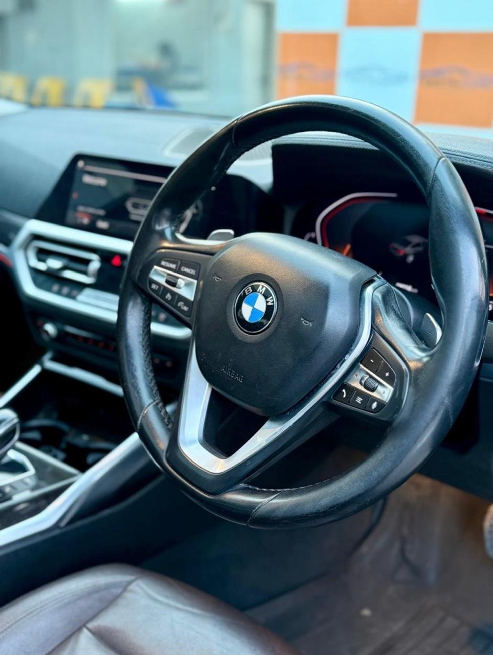 
								BMW 320D LUXURY LINE full									