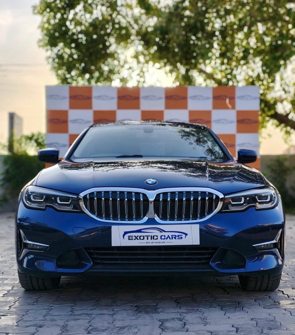 
								BMW 320D LUXURY LINE full									