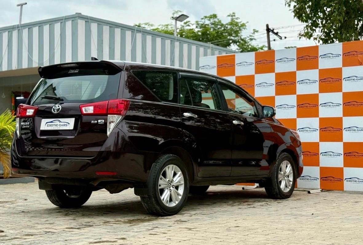 
								TOYOTA INNOVA CRYSTA full									