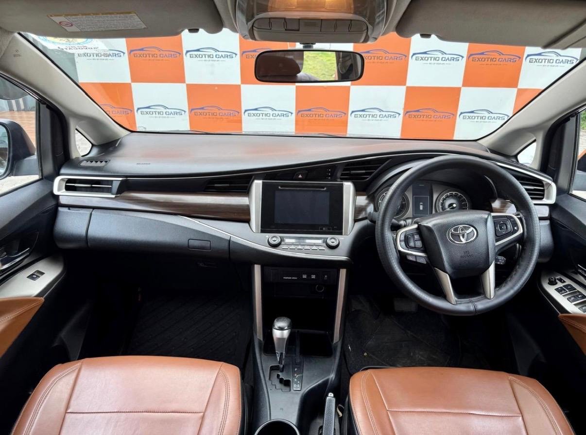 
								TOYOTA INNOVA CRYSTA full									