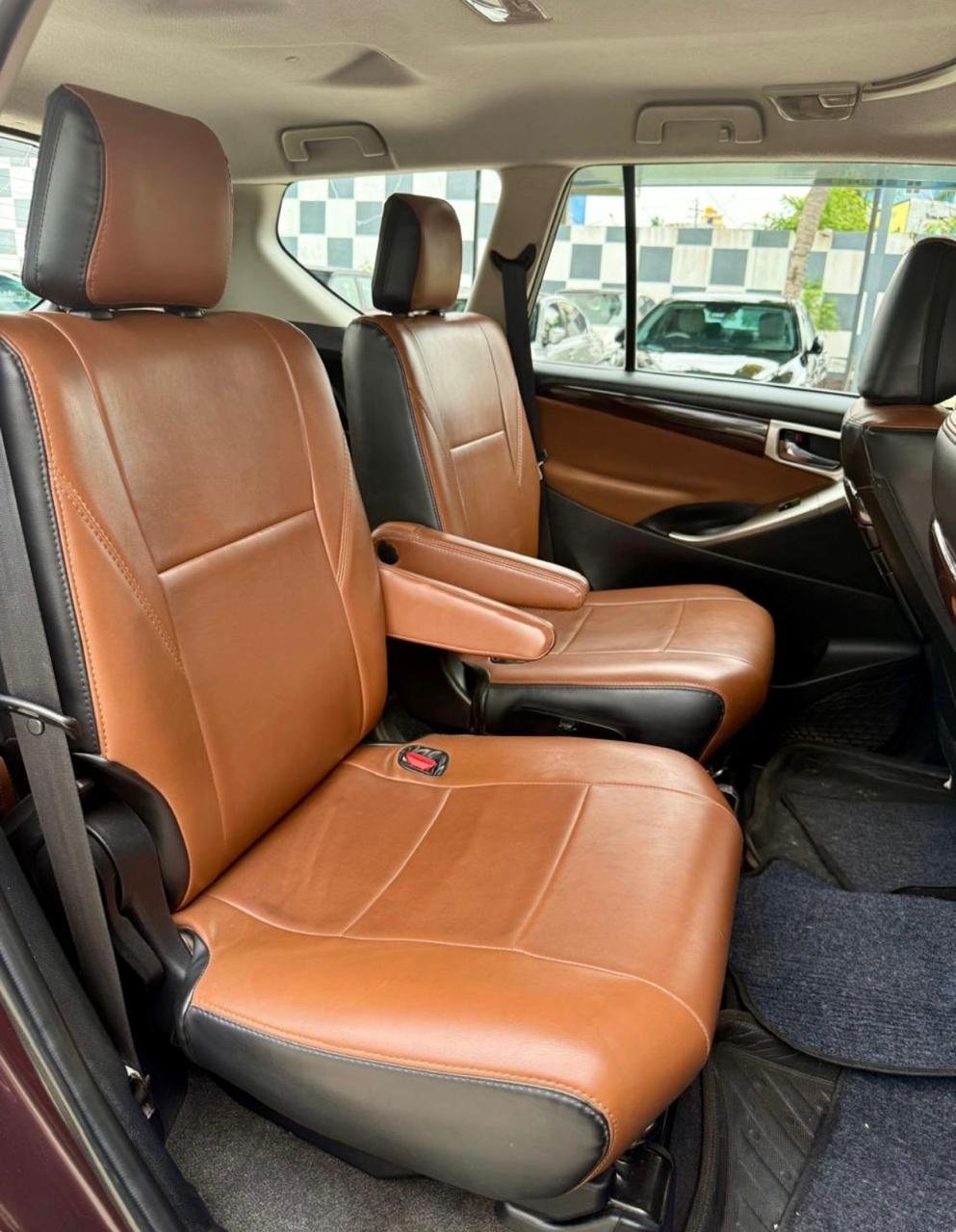 
								TOYOTA INNOVA CRYSTA full									