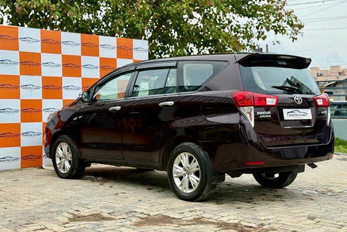 
								TOYOTA INNOVA CRYSTA full									