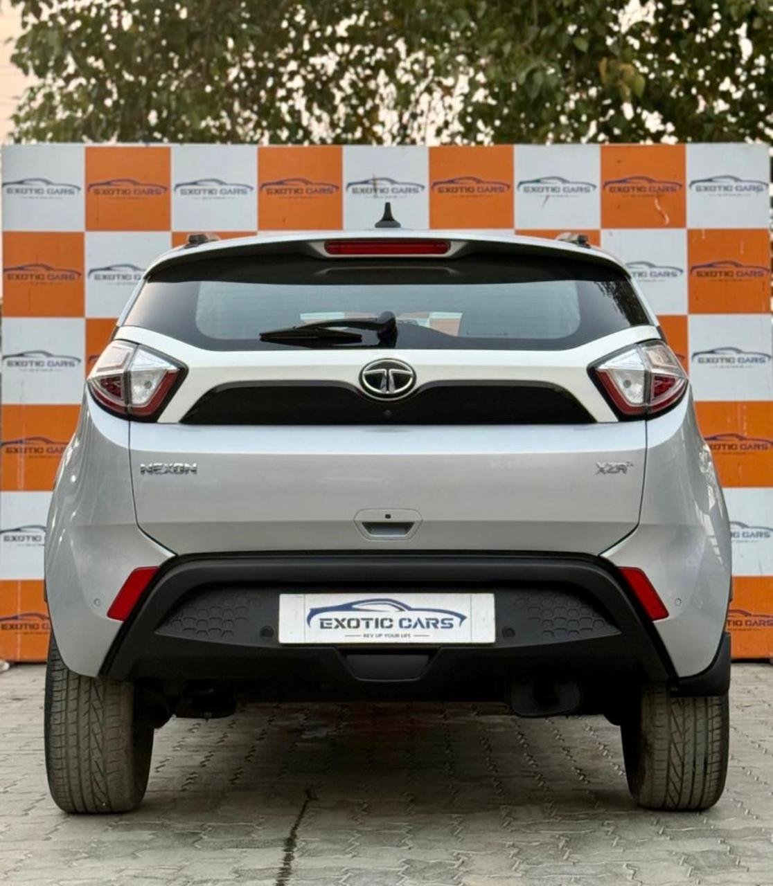 
								TATA NEXON ZXA full									